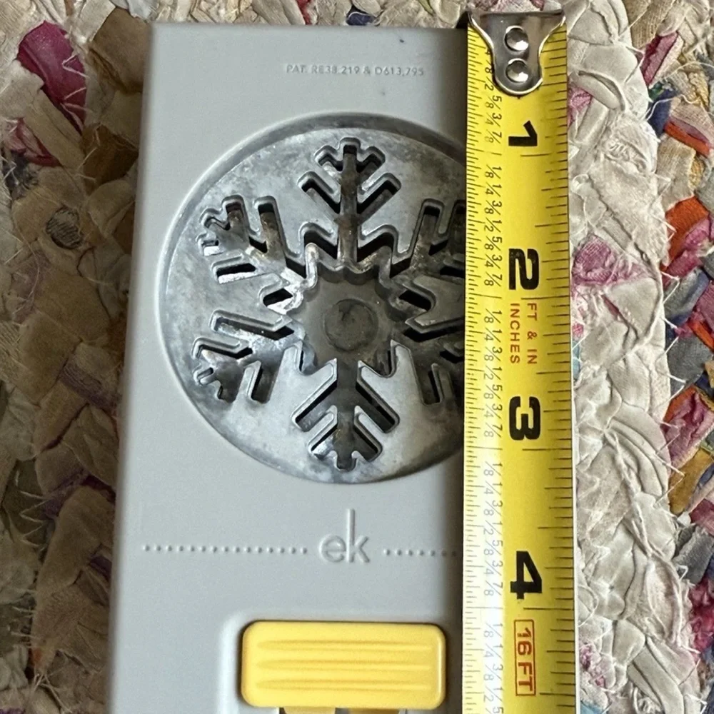 EK Tools SNOWFLAKE Paper Punch Puncher (2013) 2 1/2 Inch‎